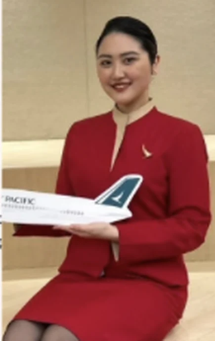 キャセイパシフィック航空の客室乗務員の制服を着たAnnaさん。