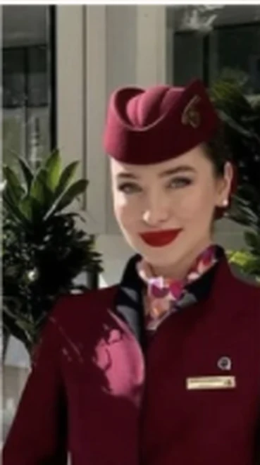 カタール航空の客室乗務員の制服を着たChihiroさん。