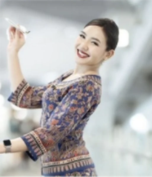 シンガポール航空の客室乗務員の制服を着たKさん。