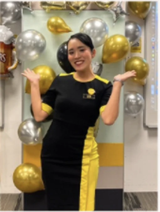 スクートの客室乗務員の制服を着たSuzumiさん。